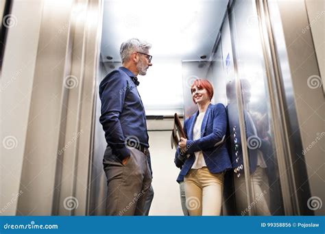 personne dans un ascenseur